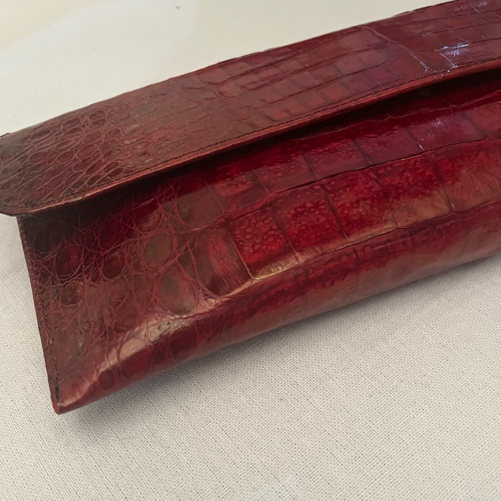 Croc clutch stunning